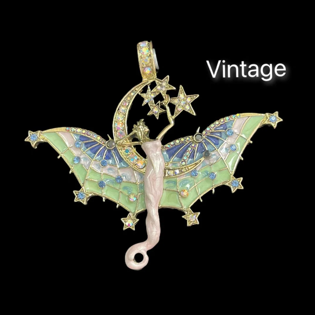 

KF Trend Vintage New Sweet and Exquisite Fashion Heavy Industry Butterfly Fairy Paired with Star Moon Magnetic Charm Pendant