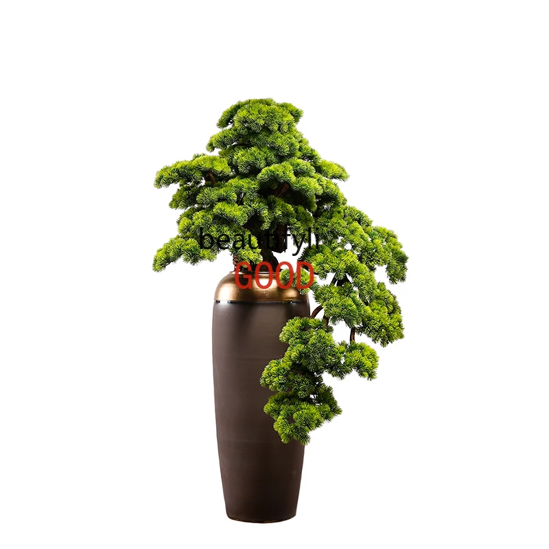 Необычное искусственное украшение для сосны