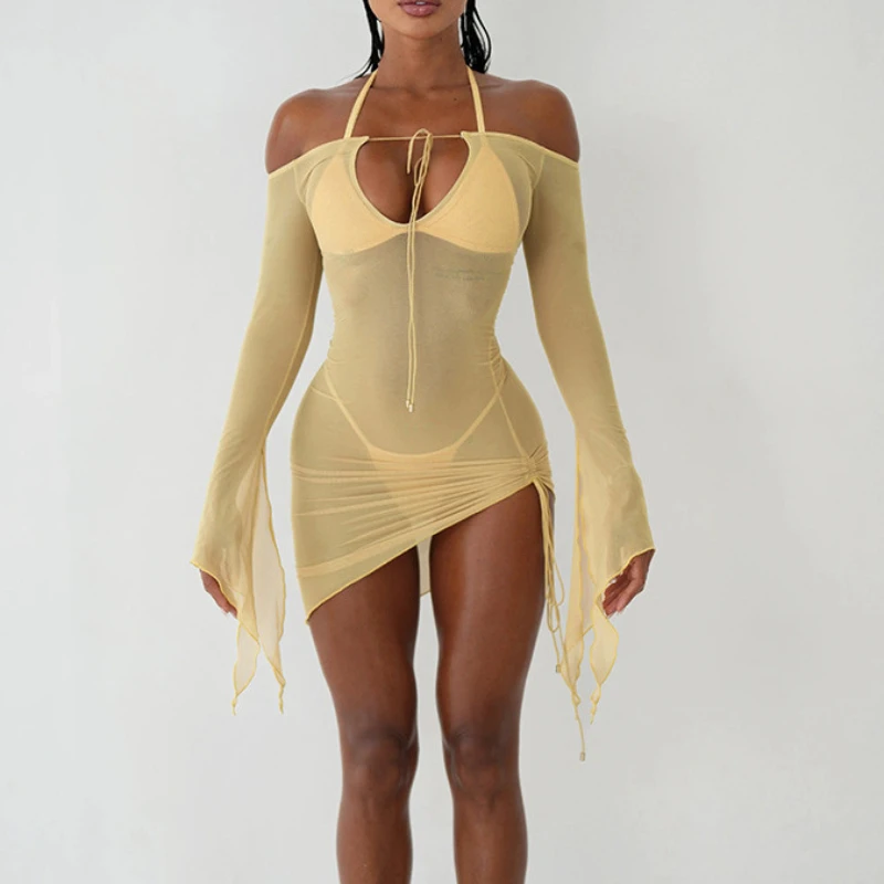 Nieuwe sexy jurk uit 2022, een aansluitende korte jurk met lange mouwen, doorzichtige, uitgesneden en vetersluiting in strandstijl met één schouder