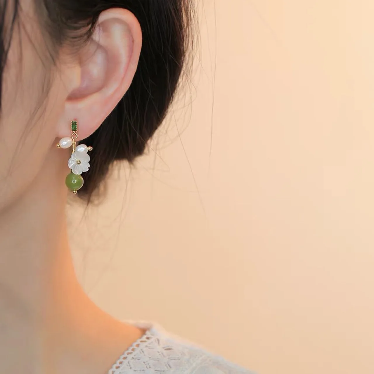 Neuer Stil, süße Blume, natürliche Süßwasserperle und Burma-Jade, 14 Karat Gold gefüllt, Damen-Quasten-Ohrstecker, Anti-Allergie – Detail 6