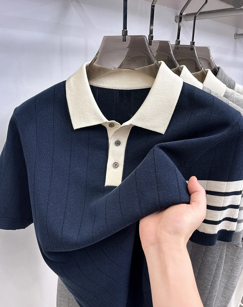 Hochwertiges gestricktes gestreiftes Kurzarm-Poloshirt für Herren, modisch, luxuriös, sommerlich, weich, bequem, lässig, farblich abgesetzt, mit Reverskragen. – Detail 13