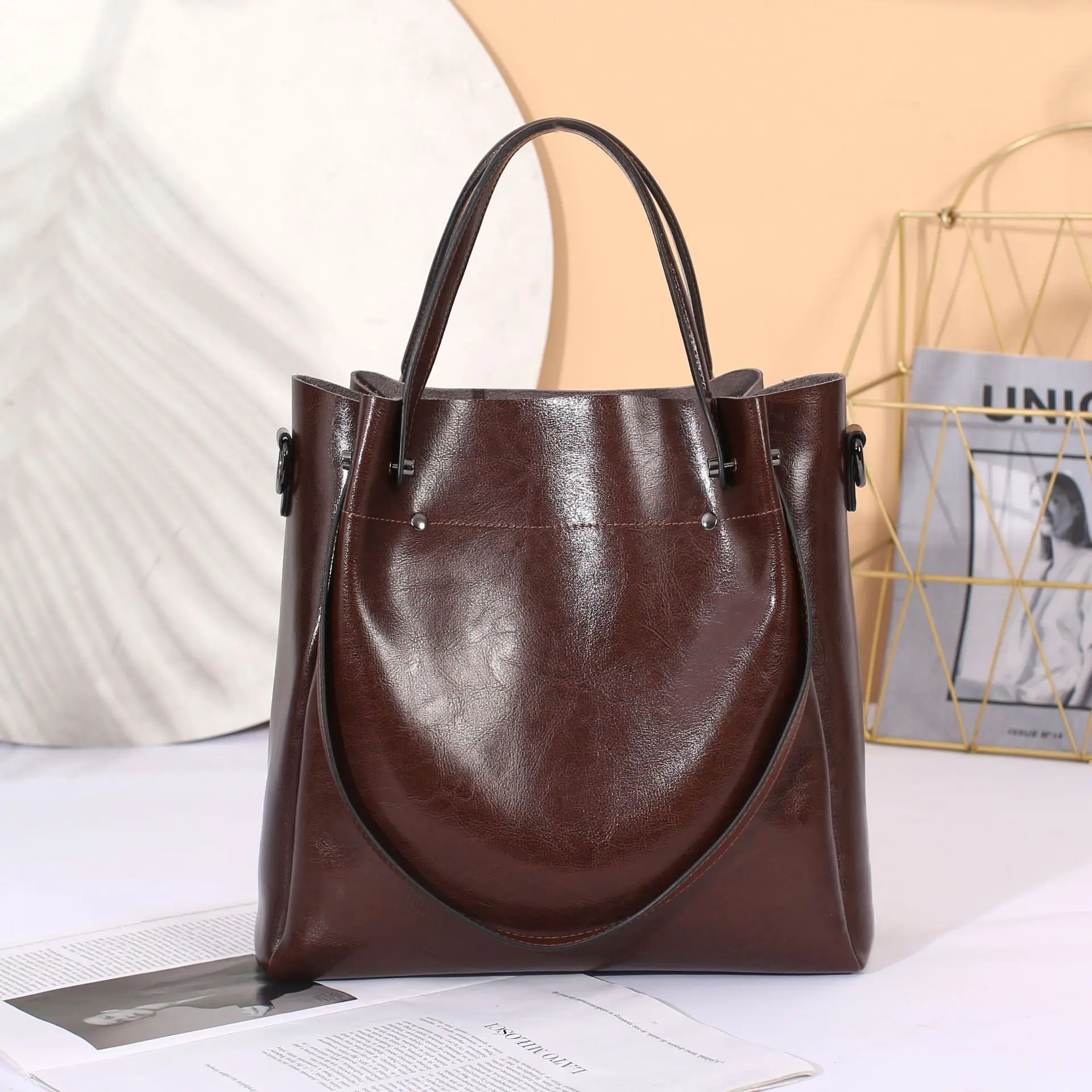 Women\'s Fashion Genuine Leather Women\'s Bags European and American Style Oil Waxed Shiny Leather Large Capacity Handbag Cowhide