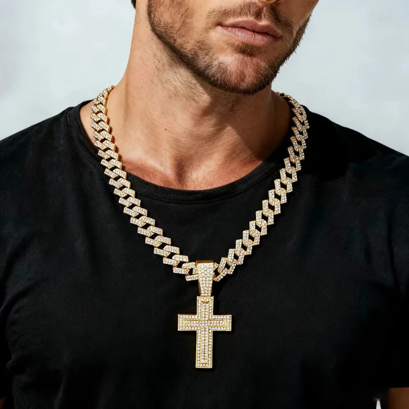pingente-minimalista-e-exclusivo-em-formato-de-cruz-com-corrente-cubana-design-de-nicho-totalmente-cravejado-com-diamantes-combinado-com-uma-corrente-cubana-com-fecho