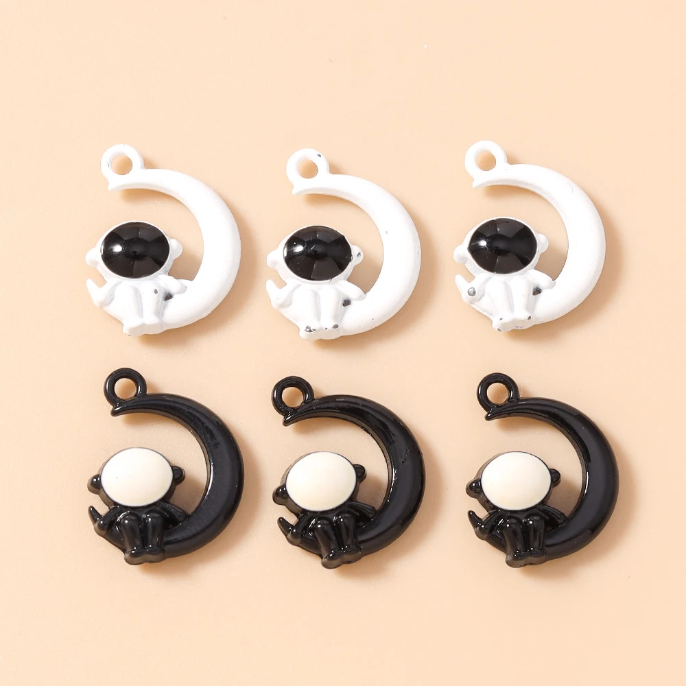 Leslie 10 Stück 14 x 18 mm niedliche weiße und schwarze Astronauten-Mond-Anhänger für Halsketten, Armbänder, DIY-Schmuckherstellungszubehör – Detail 4