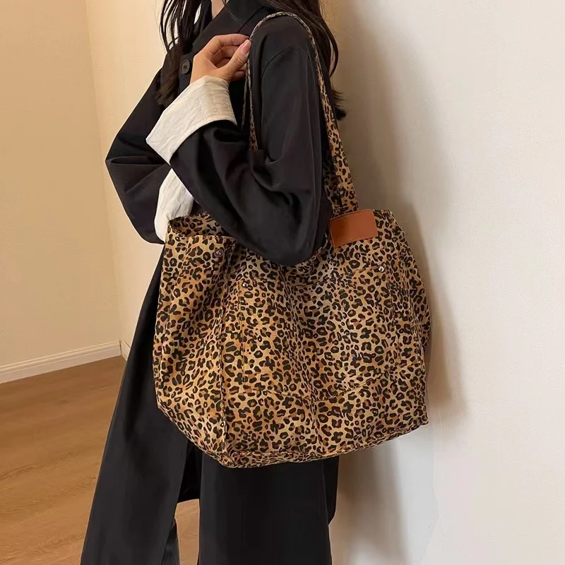 Large capacity leopard print tote bag for women,fashionable and versatile shoulder bag,new minimalist and personalized commuting