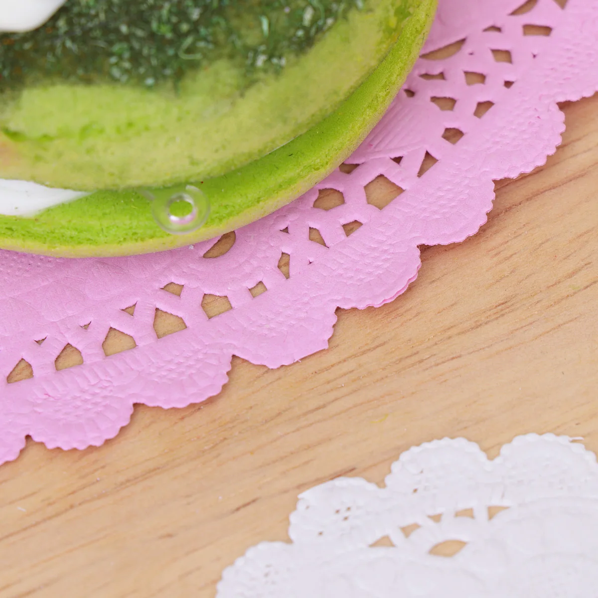 

100Pcs 4Inch Heart Shape Lace Paper Cake Board Reusable Embossed Base for Fondant Tart Decorating Cake Display Stand