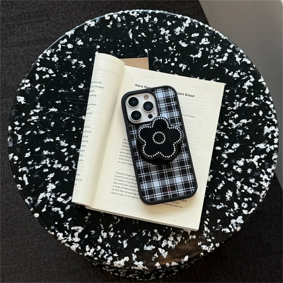 

Fashion Black Plaid Pattern Phone Case For iPhone 16 Pro 15 13 14 Pro Max Back Cover with Flower Stand Holder Cute Cases Funda