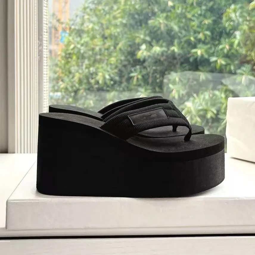 2025 Chanclas de verano Tacones altos Zapatillas de fondo grueso Chanclas antideslizantes de playa Ropa de abrigo para mujer Enfriadores de pies con clip