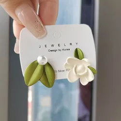 Pendientes de tuerca de flor de hoja de perla blanca Simple para mujer, diseño creativo, personalidad, planta asimétrica, joyería de moda