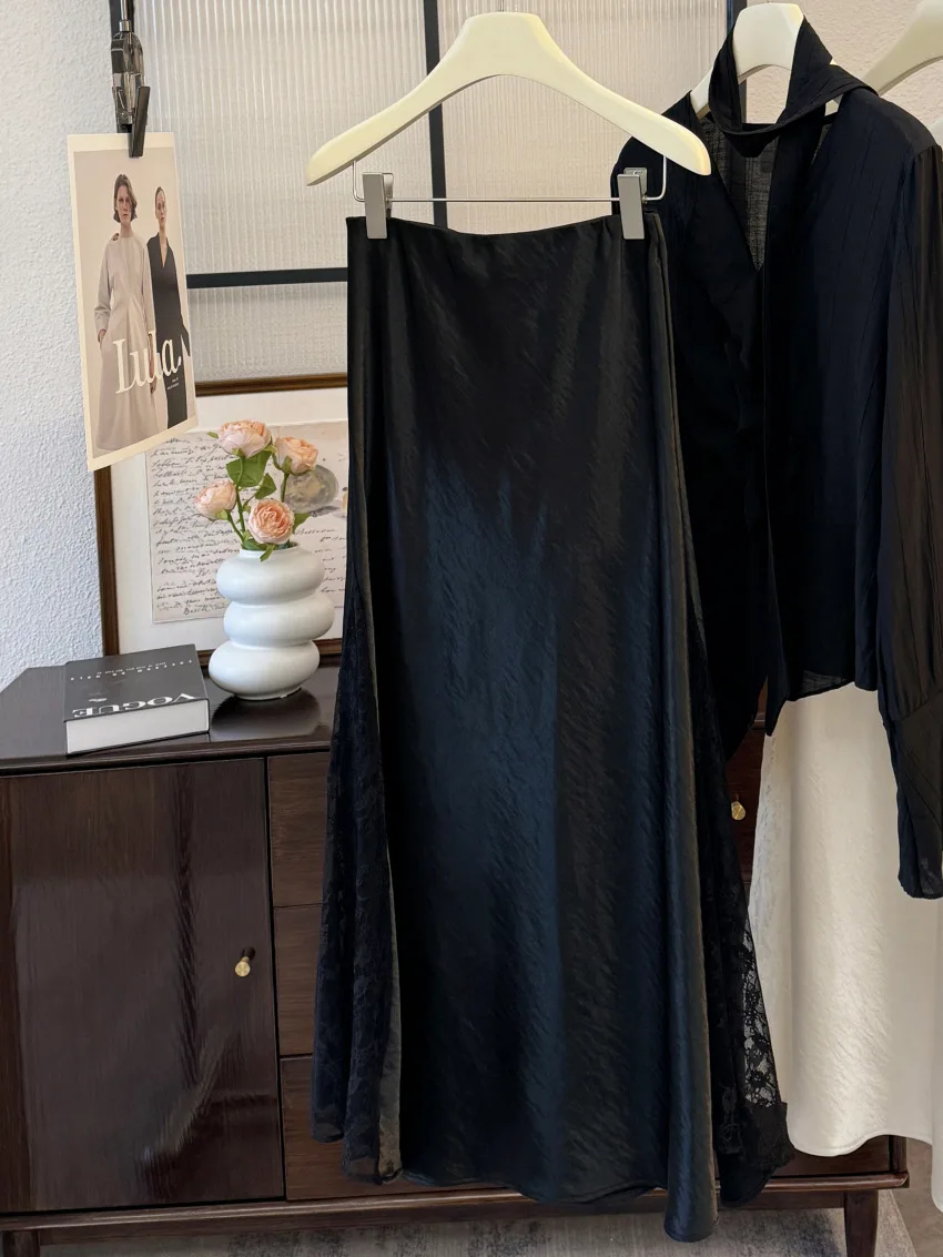 Saia rabo de peixe de cetim com retalhos de renda irregular francesa, ajuste fino e sensação sofisticada, saia evasê aberta e de comprimento médio