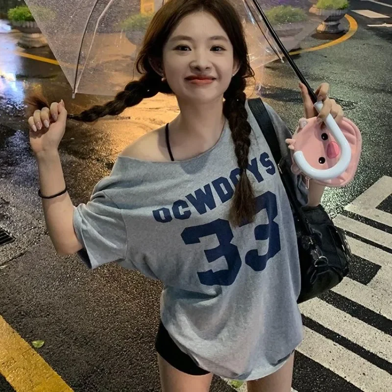 تي شيرت نسائي غير رسمي للاسترخاء حرف 2025 للسيدات ساخن جديد متعدد الاستخدامات نمط جو الشارع قطع علوية عصرية للصيف على شكل فرخ