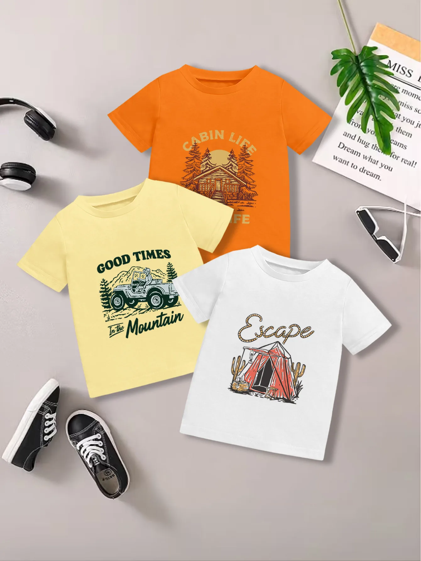 

3 предмета: летние повседневные футболки для мальчиков с графическим принтом: мультяшный кемпинг, палатка, внедорожник, деревянный домик.