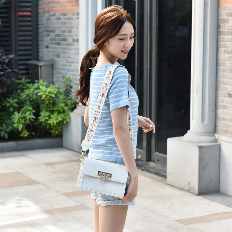 Han edition fashion female bag 2023 new tide texture brim contracted love one shoulder inclined bag, small package