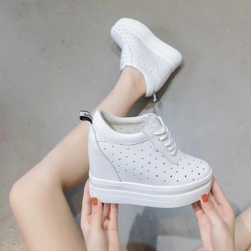 

Женские повседневные туфли 2026 из натуральной кожи на танкетке, на высоком каблуке, вулканизированные, на шнуровке, дышащие, модные кроссовки-лодочки