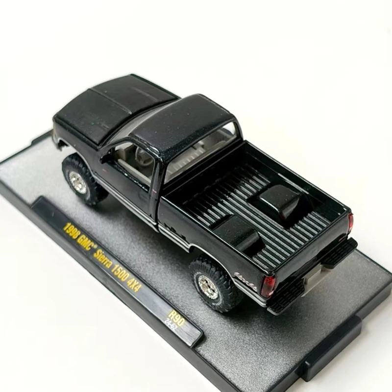 M2 1:64 스케일 1998 GMC 시에라 1500 4x4 합금 시뮬레이션 자동차 모형 정적 수집 장식용 휴일 선물 장난감 기념품 선물