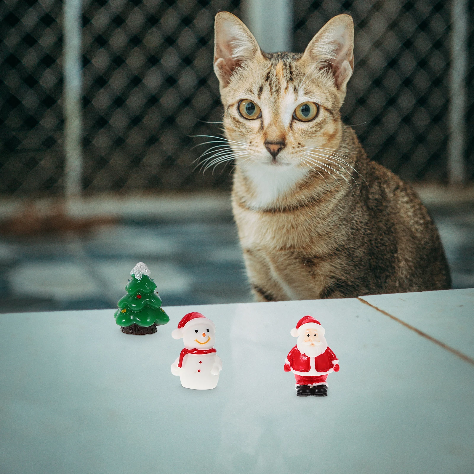 

8Pcs Mini Christmas Ornaments Resin Decoration Exquisite Design Xmas Party Favors Mini Christmas Ornaments Miniature Model