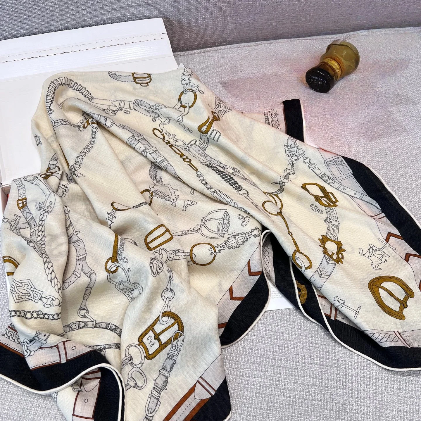 

Luxury Retro Women's Shawl Versatile French Stirrup Chain Printed Scarf Fashionable Headscarf Velvet Square Scarf Holiday Gift