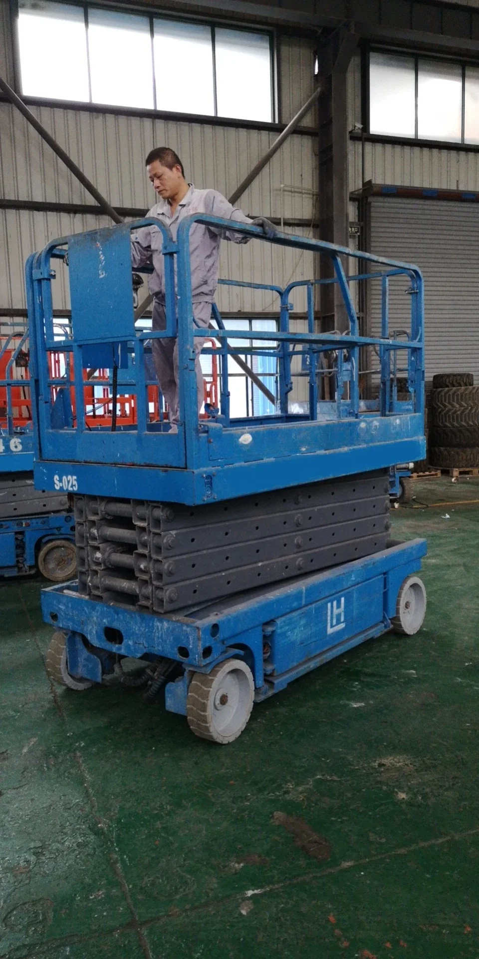 Electric scissor lift