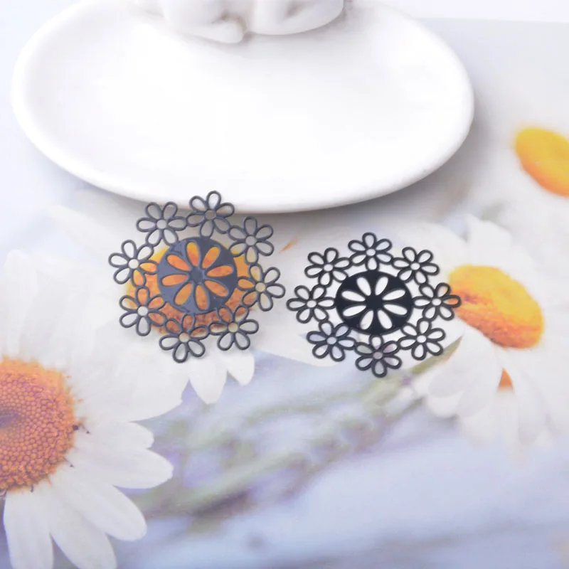 20 Stück AA557 Messing-Schmuckanhänger in hellgoldener Weihnachtsschneeflockenform, bemalte Blumenanhänger, DIY-Ohrring-Zubehör für Frauen – Detail 12