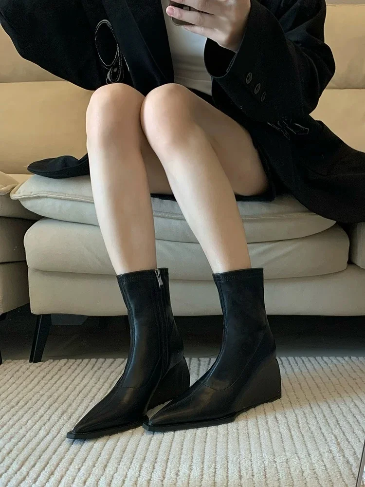 stivaletti-corti-in-stile-coreano-neri-con-elastico-da-donna-perfetti-per-l’autunno-e-l’inverno-alla-moda-che-slanciano-la-figura-con-cerniera-laterale-tacco-alto-e-interno-in-pelle