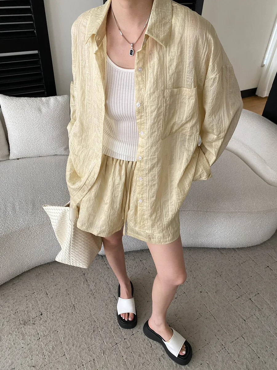 Sommerliches Damen-Set aus leichtem, atmungsaktivem, plissiertem Texturhemd und Shorts in unifarbenem Casual-Stil. – Detail 11
