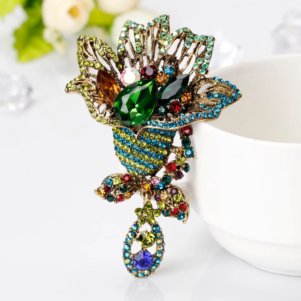Taobao Korean version crystal brooch, women's simple temperament corsage, fashion clothing accessories are in stock.