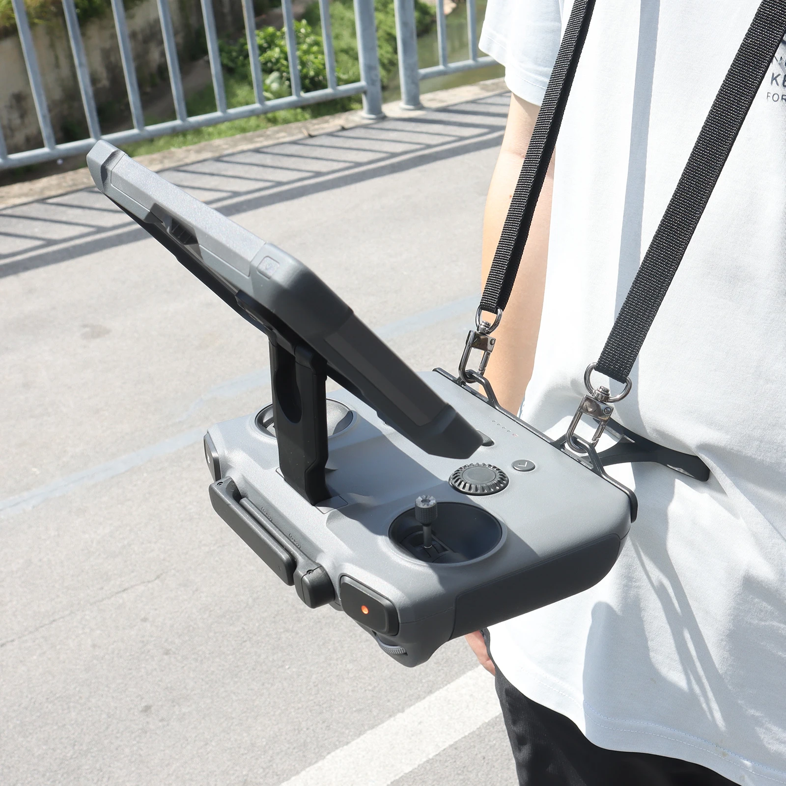 Uchwyt na brzuch do pilota DJI Mavic 4 Pro RC PRO2, poprzeczka ze stopu aluminium, smycz do pilota, akcesoria — zdjęcie produktu 3
