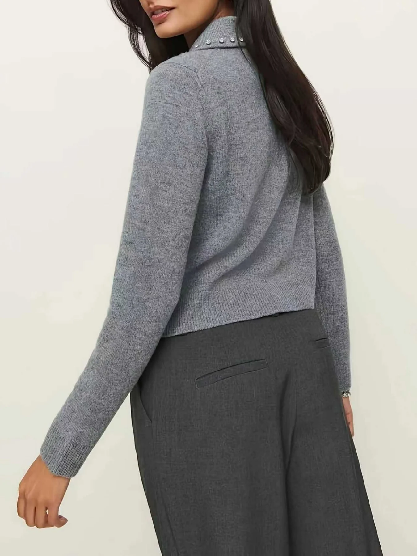 سترة محبوكة جديدة لخريف وشتاء 2025 بلون سادة وطية صدر السترة من حجر الراين سترة علوية للنساء