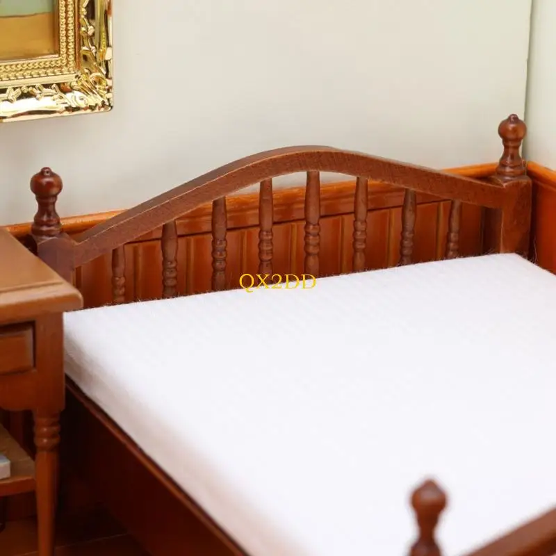 Qx2d elegantes Holz Doppelbett Figur realistische Miniaturmöbel mit Stoffbetten für 1/12 Puppenhaus -Szene -Display