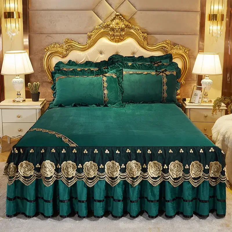 Luxury Bed Spread Fashion Bed Skirts Queen King Size Home Decoration Crystal Embroidery Velvet Bed Cover with Pillowcases