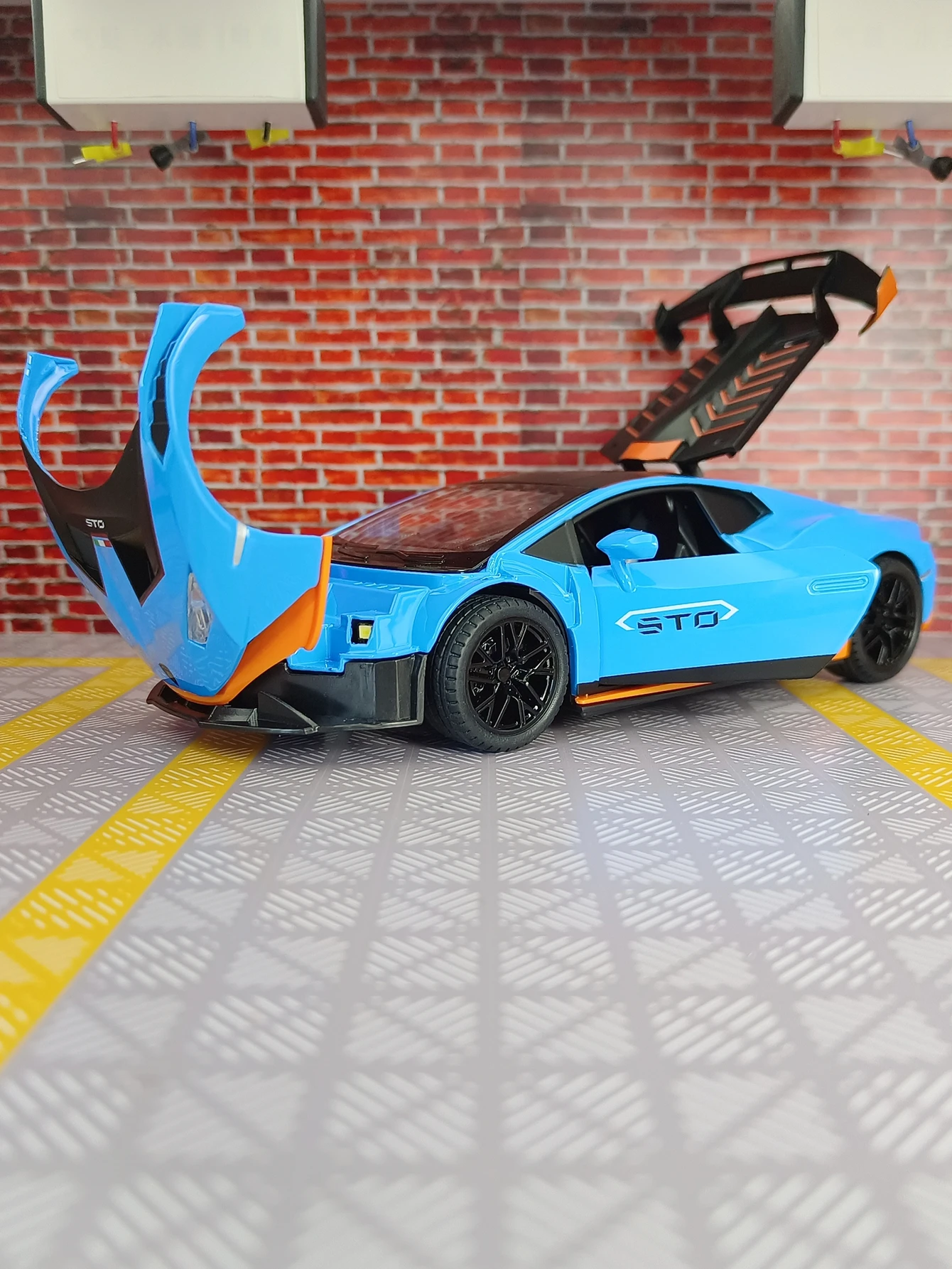 

1:24 STO Supercar alloy car model doors and the front hood and trunk door can also be opened has sound and lighting functions