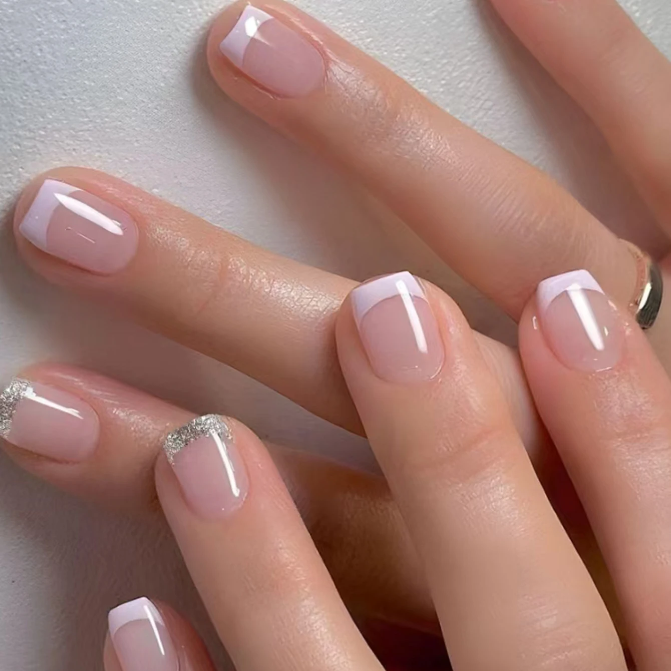 

24pcs Shining Short Square Fake Nails With Pink And White Glossy Design, Fully Covered With Acrylic Fake Nails