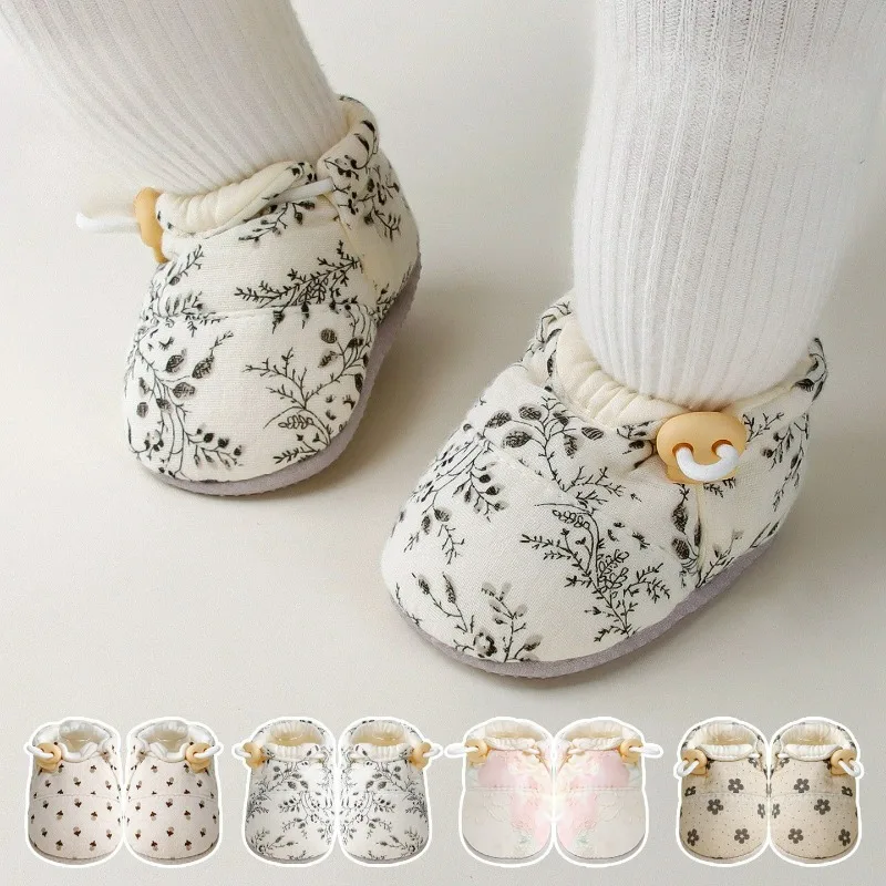 

Новые детские домашние тапочки 2026 года с мягкой подошвой и нескользящей поверхностью для малышей, весенне-осенние напольные туфли