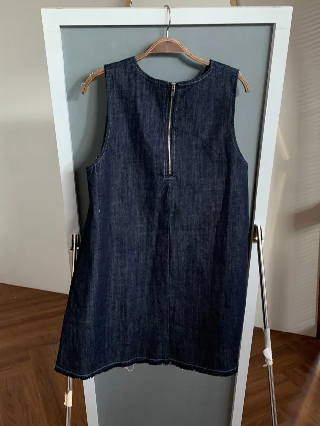 Vestido casual de ganga com decote redondo, tamanho pequ, design solto e e, saia em linha A.