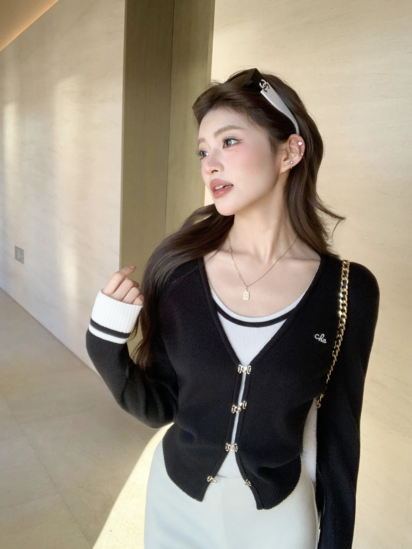 

Белый вязаный топ с контрастными вставками, женский, приталенный, укороченный, с эффектом двухслойности, от Aviva на E...