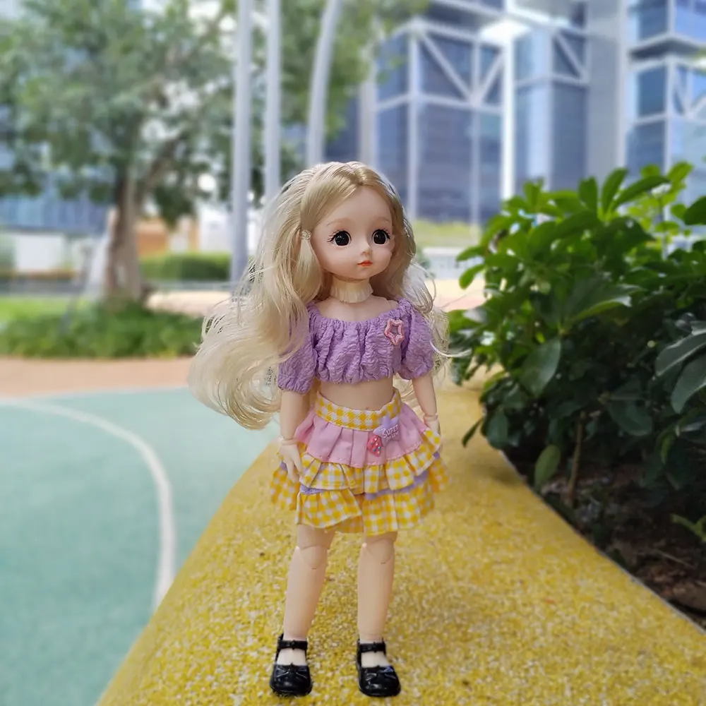 魅力的な28cmの人形は素敵な服を着ています。6歳から10歳の女の子にぴったりの玩具です。BJD人形用の1/6スケールの衣装が付いています。