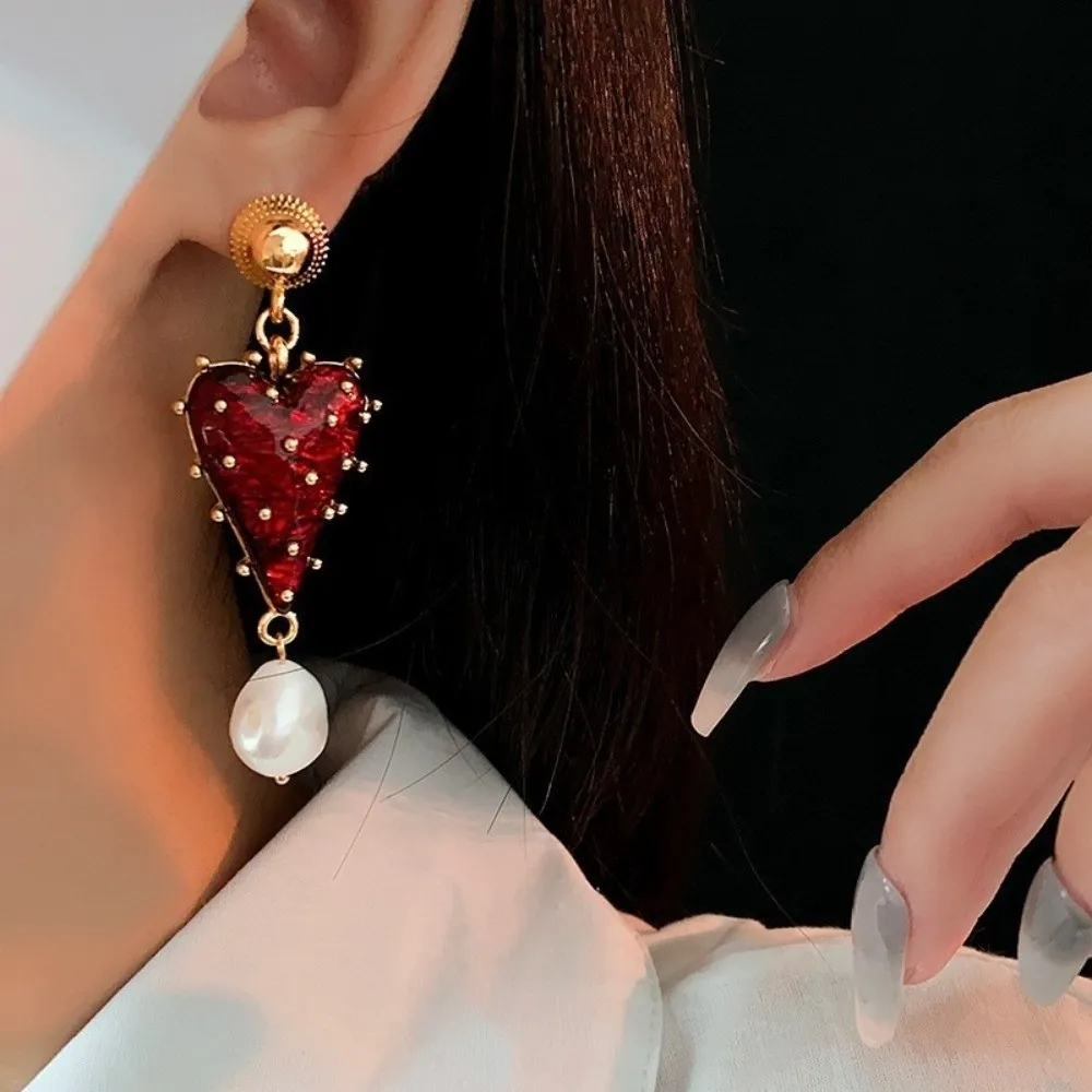1 Pair Heart Shape Love Heart Earrings Red Color Charming Design Dangle Earrings Vintage Style Baroque Earrings Women Jewelry