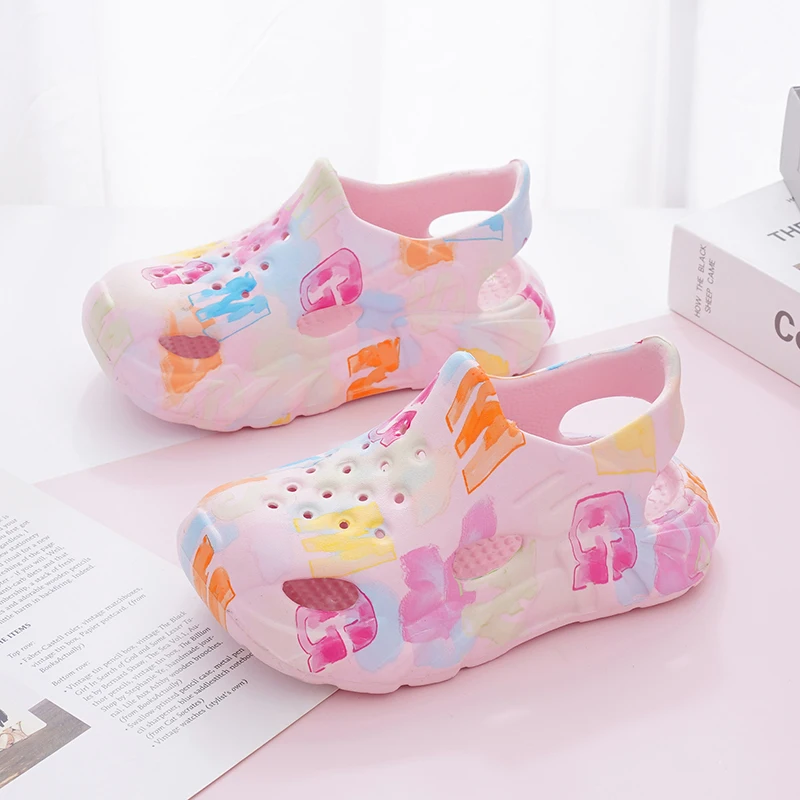 

A pair of children's summer open-toe hole shoes, soft and wear-resistant slippers, size 24/25-40/41，QT-6032