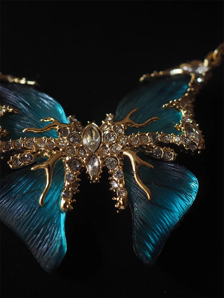 قلادة فراشة زرقاء مطلية بالذهب عتيقة مع كريستالات الزركون - مجوهرات بيان للنساء