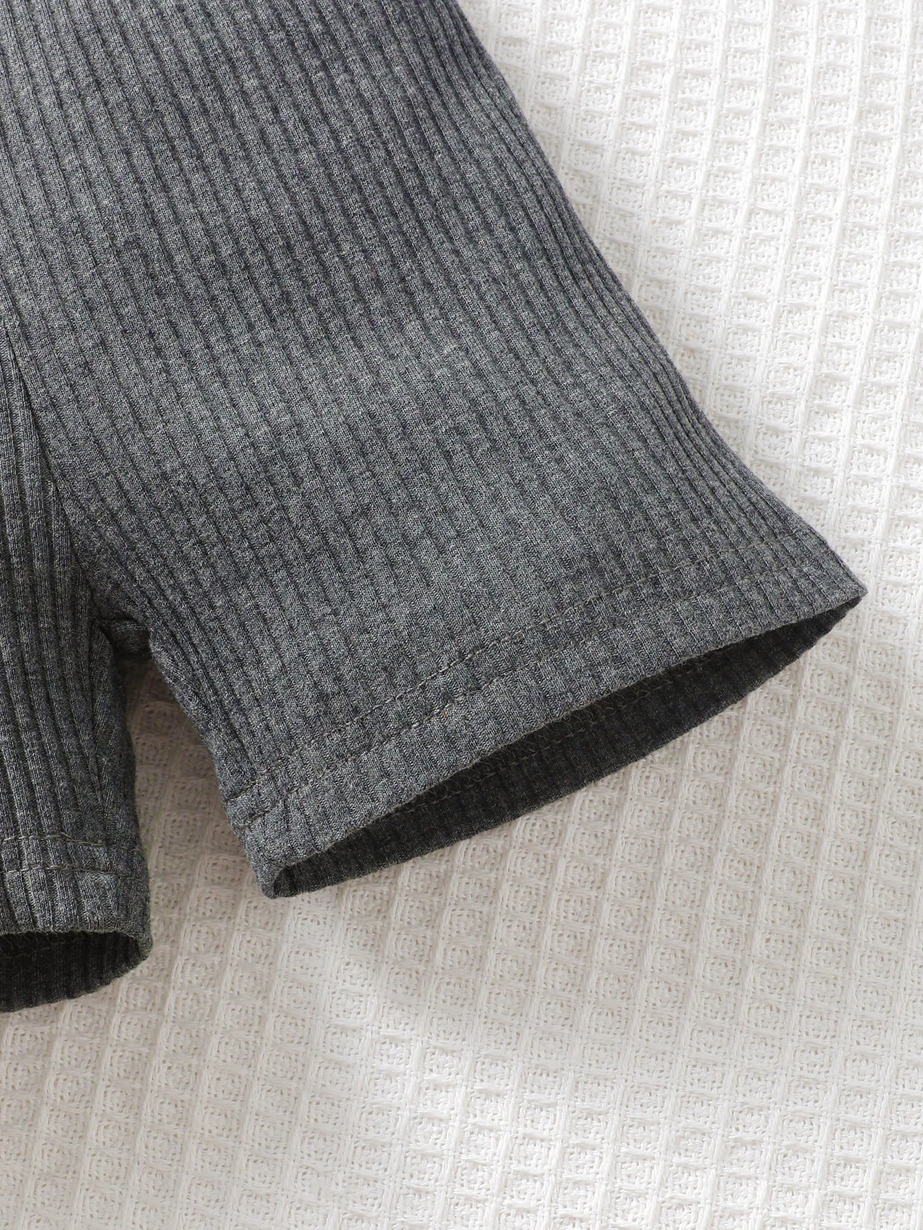 JOPGEEY Dreiteiliges Set aus einfarbigen, gestreiften, schlichten und lässigen Shorts für Babys im Sommer. – Detail 3