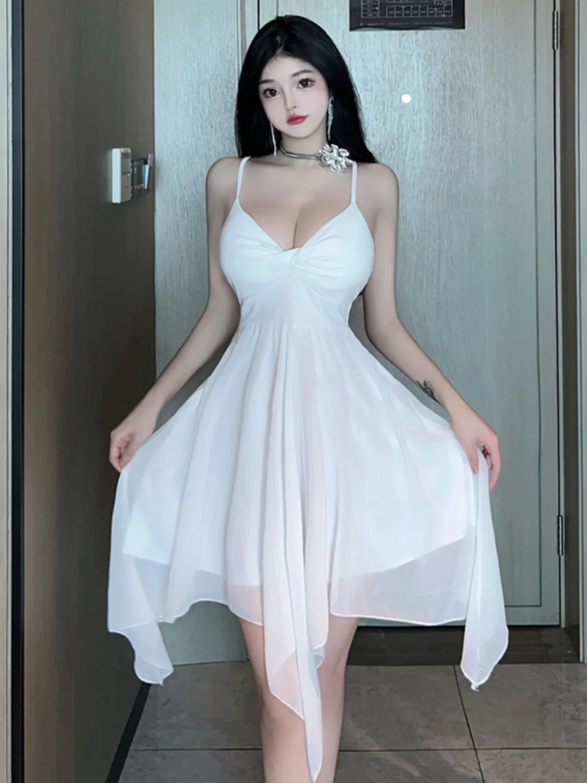 

Сексуальное, пикантное клубное платье с глубоким V-образным вырезом, утягивающее, А-силуэта, на бретельках, с асимметричным подолом, повседневное.