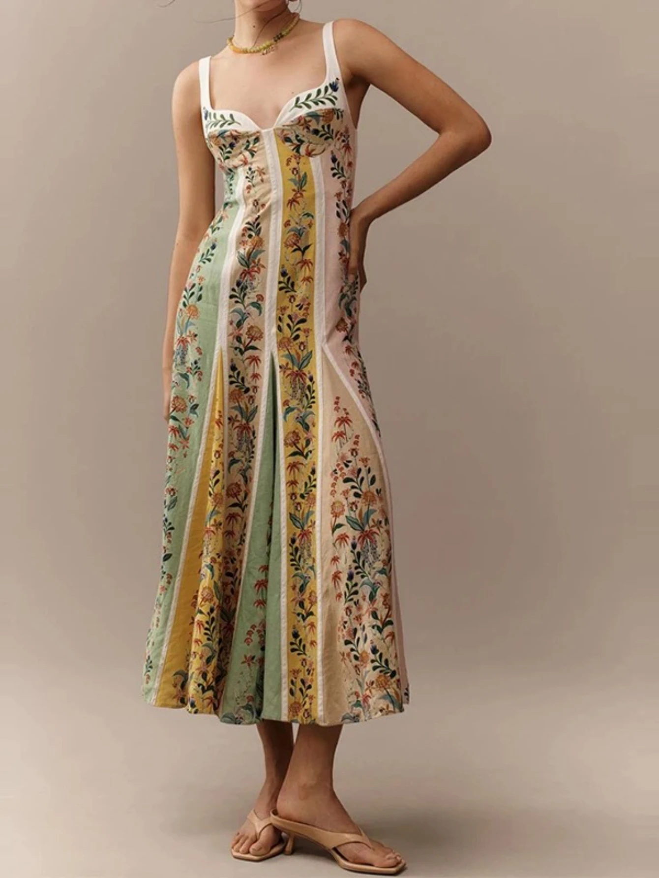 Sukienka w kwiatowy wzór w stylu boho, dopasowana, codzienna, z wysokim stanem, bez rękawów, z odkrytymi plecami, długa, elegancka.