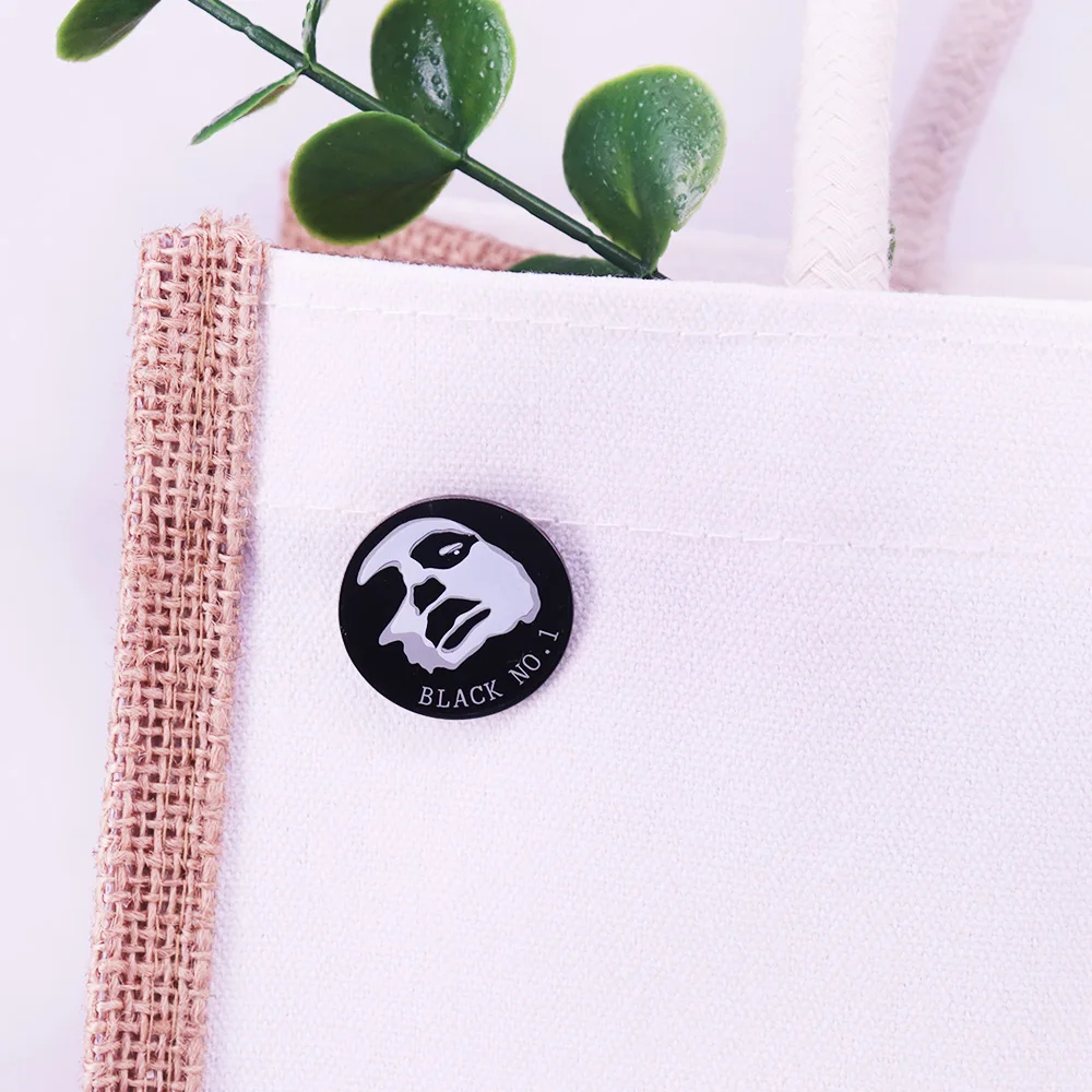 피터 블랙 1 번 높이 산책로 가수 밴드, 에나멜 브로치