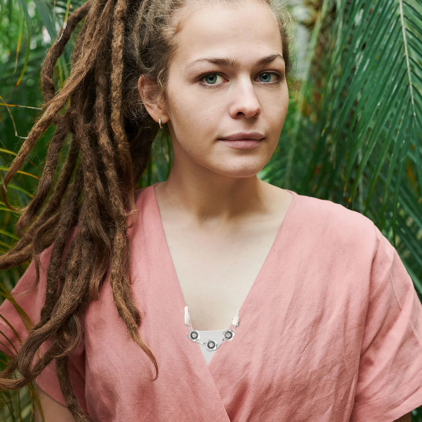 

2Pcs Elegant Sweater Clips High Quality Zinc Alloy Long Lasting Grace Accessory for Women Shawls Sweaters Cardigans