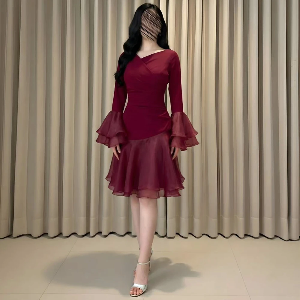 Elegantes burgunderfarbenes kurzes Abendkleid mit V-Ausschnitt und langen Ärmeln mit Organza-Manschetten, maßgeschneiderte knielange Partykleider für formelle Anlässe