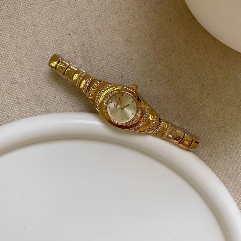 Нишевый дизайн Изысканный маленький циферблат с бриллиантовым золотым светом Роскошные часы-цепочка Женские маленькие золотые часы
