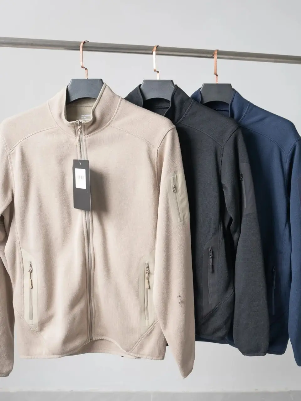 

Весна 2025: Новая коллекция! Повседневная куртка-жакет с воротником-стойкой, декорированная молнией и пэчворком, универсальная, теплая, на флисовой подкладке.