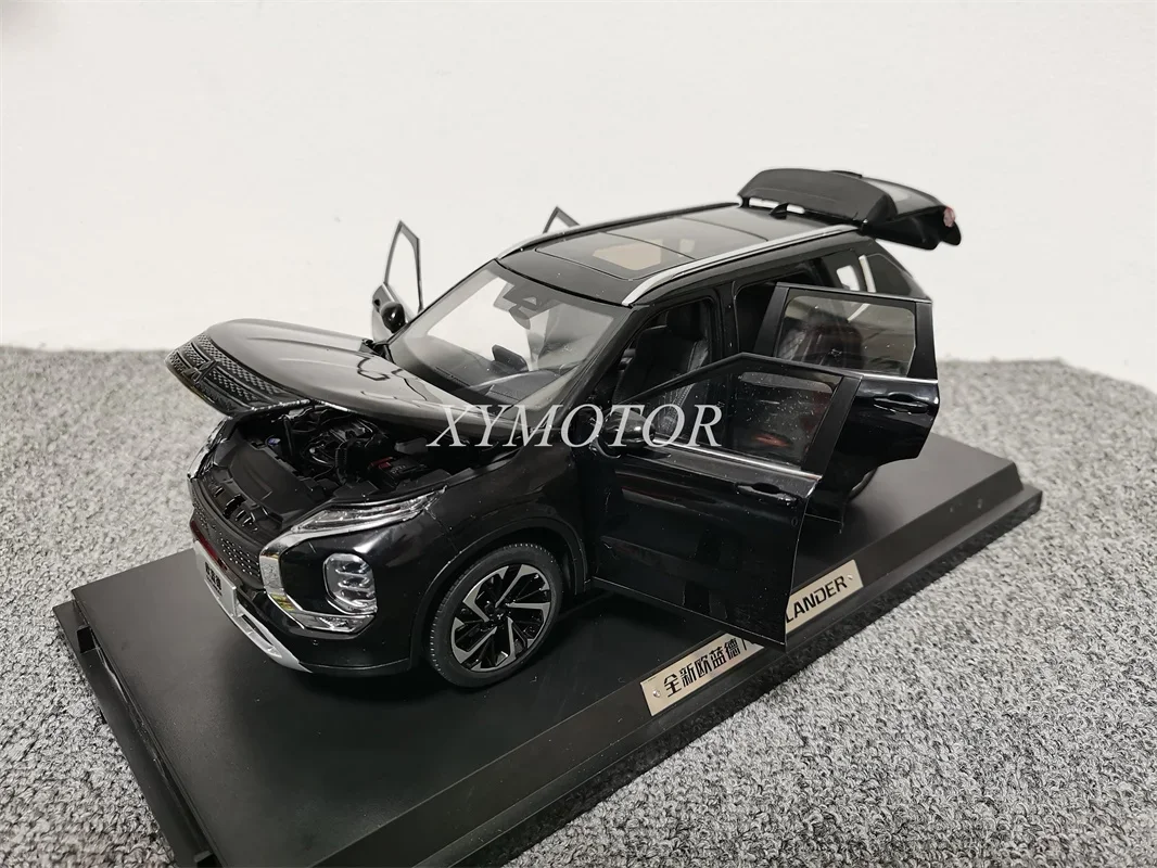 Modèle de voiture en métal moulé sous pression pour Mitsubishi Outlander SUV 1/18, cadeaux de jouets, affichage de passe-temps, ornements de collection blancs et noirs, nouveau, 2023