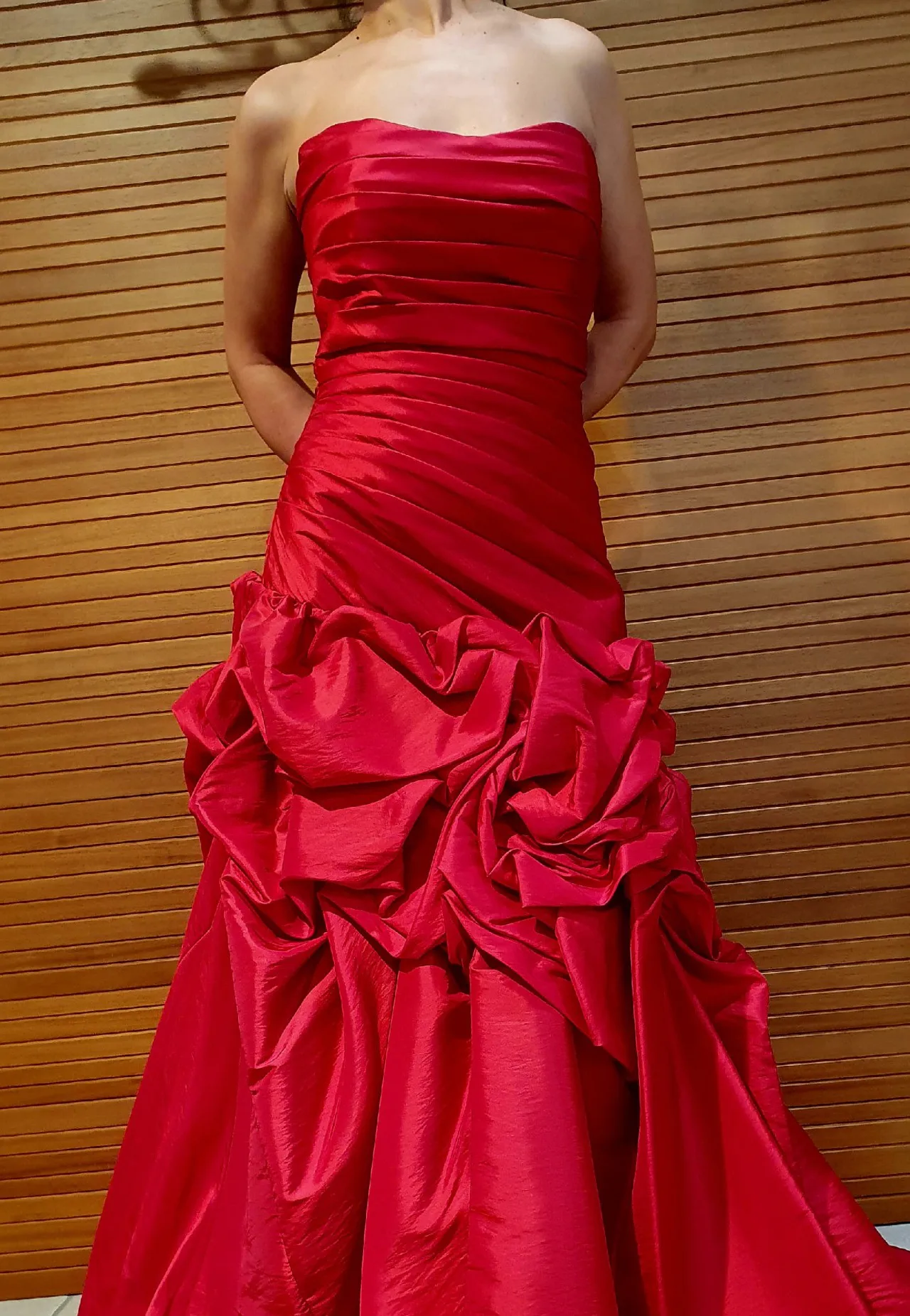 

Custom Red Elegant Pleated Evening Dresses With Strapless Design And Satin Button Decoration For Women's Formal Evening Gowns