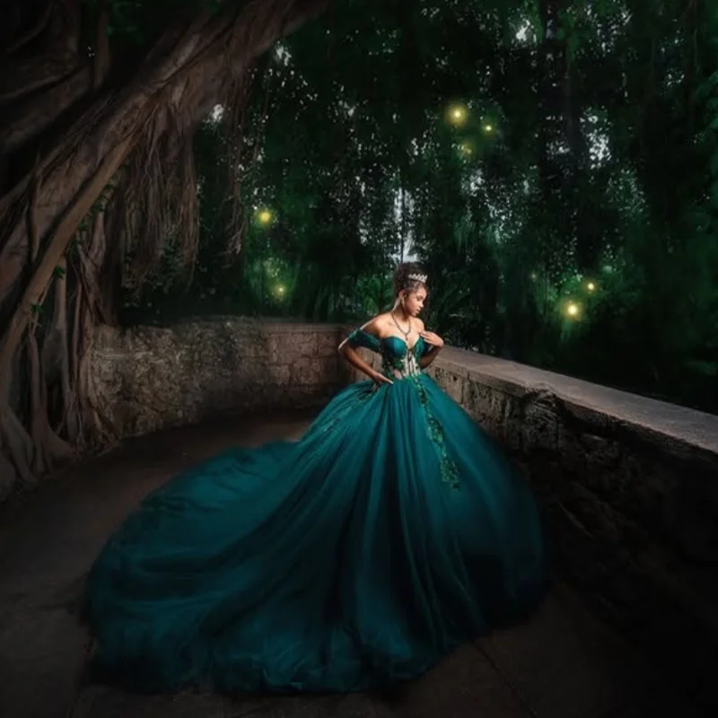 ชุดเดรสงาน Quinceañera สีเขียวเข้ม แบบเปิดไหล่ ประดับลายดอกไม้ ผ้าลูกไม้ซ้อนชั้น หางยาว ชุดเดรสสำหรับงาน Quinceañera อายุ 15 ปี ﻿ ปรับแต่ง